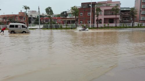 昨日傍晚6时许,环湾大道与东西三路交叉路口附近路段积水(读者王女士供图)