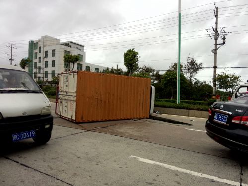 前车变道不打转向灯小货车避让不及侧翻