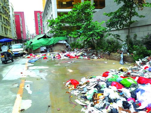 宝岛佳园门口垃圾成堆