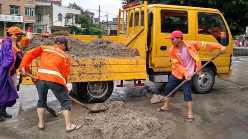 公路部门昨早清淤积泥沙拉了7大车