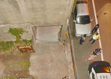 钟姓男子疑因吸毒与家人发生争吵，负气从4楼高翻墙跳下，当场死亡。