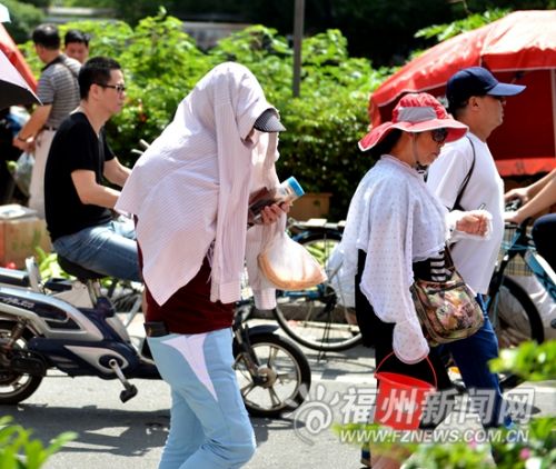 高温重来,市民穿戴起各种防嗮“神器”。
