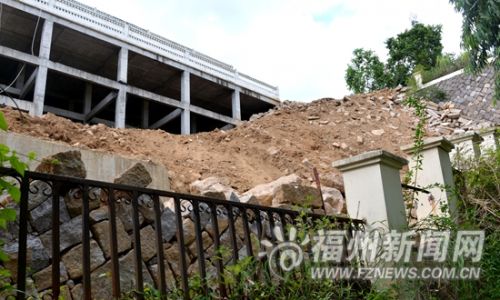百米护坡被毁