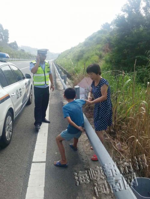 男孩误闯高速公路