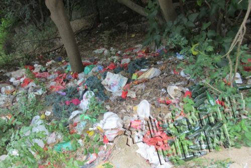 整治之前，入口处树下都是垃圾