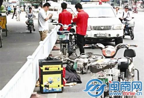 上三路与首山路口附近，车祸发生后，仍有市民骑电动车闯机动车道