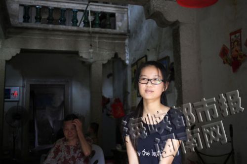 妈妈在医院照顾爸爸，闽湘留在家照看弟弟妹妹