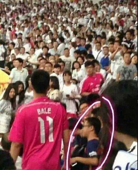 一中国球迷穿巴萨球衣看皇马 惹众怒又换穿皇