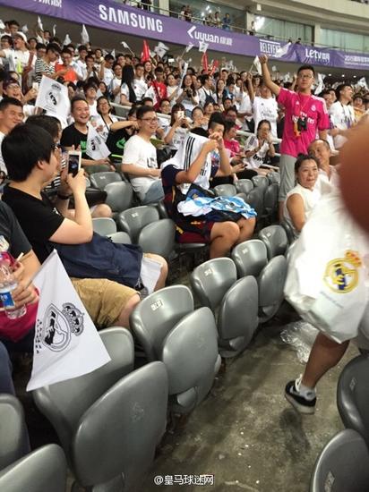 一中国球迷穿巴萨球衣看皇马 惹众怒又换穿皇
