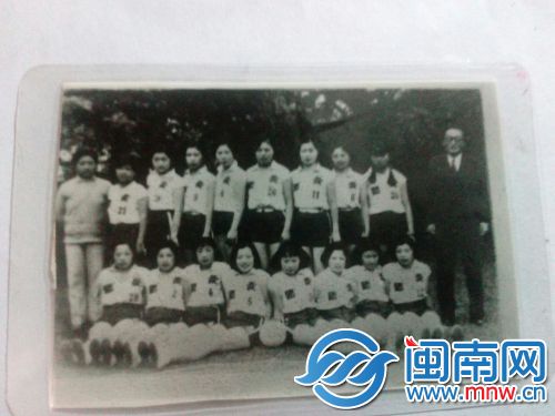 李林（上排左一）就读上海爱国女中时的合影