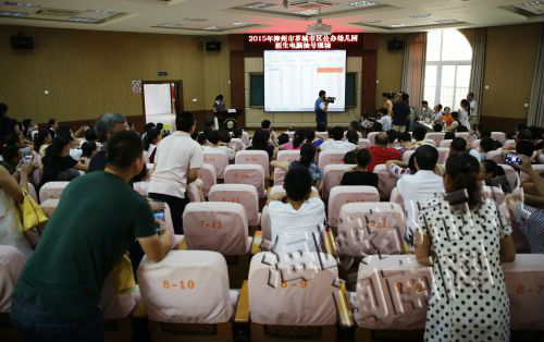 生怕看漏了自己小孩的名字，后排的家长们纷纷站起来