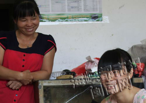 邹妈妈看着泽萍，眼里充满了疼爱