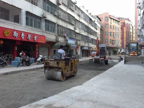 新源北街路面修复接近尾声