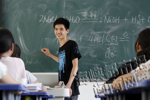 高考结束后，弟弟游海山和几个同学一起给学生免费补课