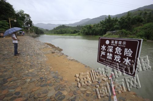 李某就是从这儿下水的，附近设有警示牌