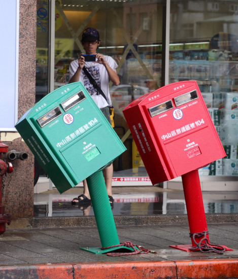 台风吹歪台北一对邮筒 歪腰模样萌萌哒(图)