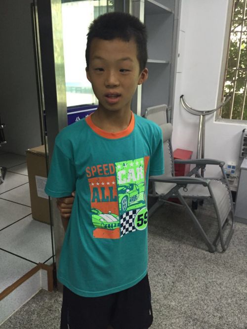 石狮警方在宝盖镇鞋城发现一名走失哑巴小孩