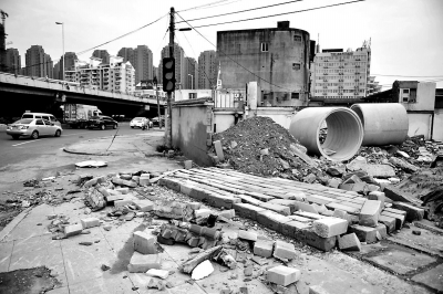 连江北路三八路路口旁的工地，围墙倒在人行道上