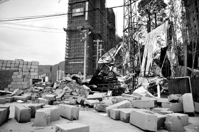 晋安区东山路上一处建筑工地的围墙倒塌，砖块散落一地