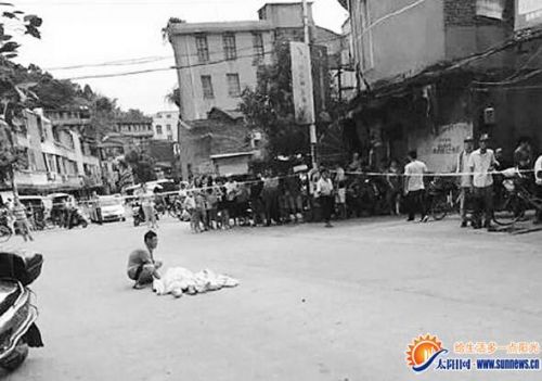 案发现场聚集了很多围观者。