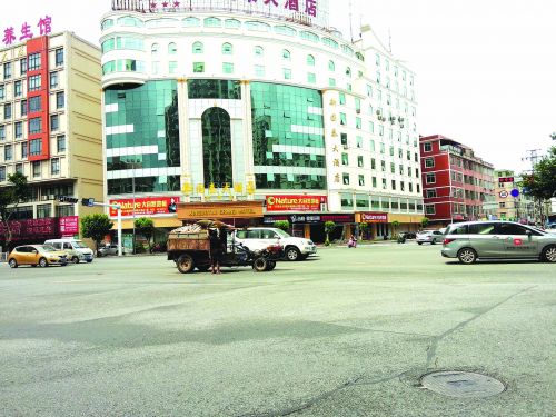 拖拉机停在路中间，危险！