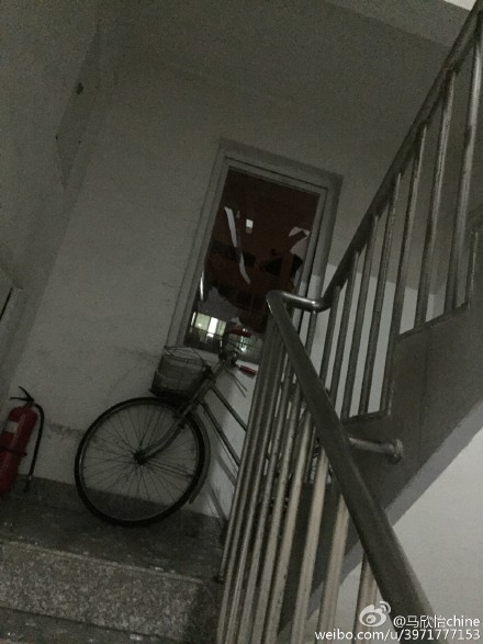 居民楼玻璃被震碎