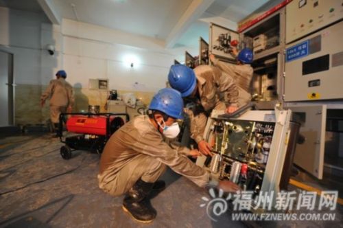 电力工人在东方高尔夫花园配电房抢修。