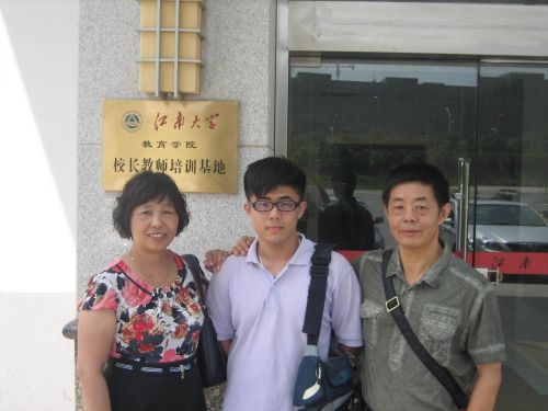 庄华民家庭：寓教于乐教出品学兼优