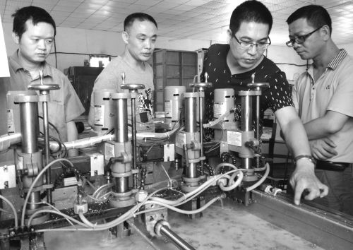 图为石狮科技部门领导正在深入智能装备研发生产一线，指导&ldquo;数控一代&rdquo;技术创新工作