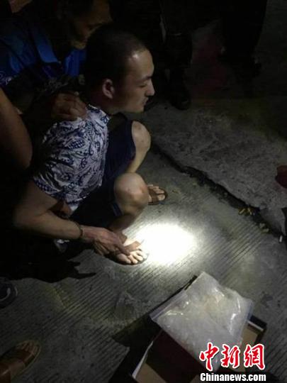 被警方抓获的犯罪嫌疑人及缴获的冰毒。