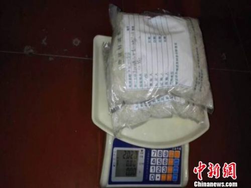 图为警方缴获的冰毒。