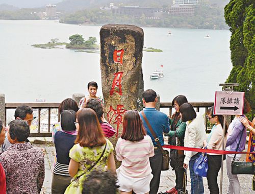 赴台游火爆 旅行社暗允加费打尖