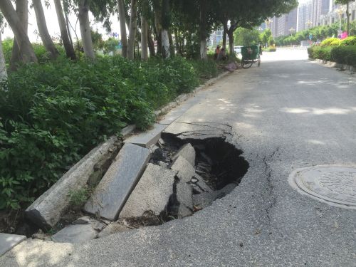 路塌现出深坑市民注意绕行