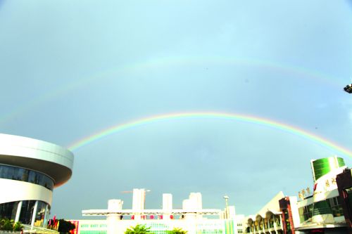 昨日下午我市上空出现二道彩虹
