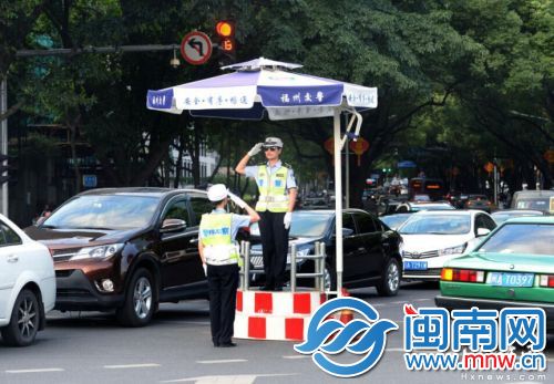 换岗时两位警花互相敬礼