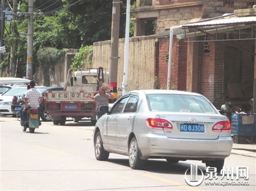 晋江安海医院附近乱象横生 200米路段现6个非法收费点