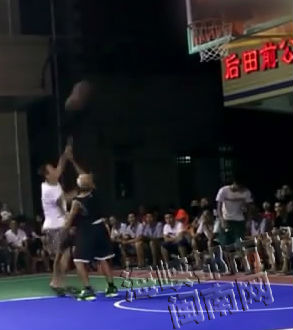 林大爷勾手投篮,一举命中