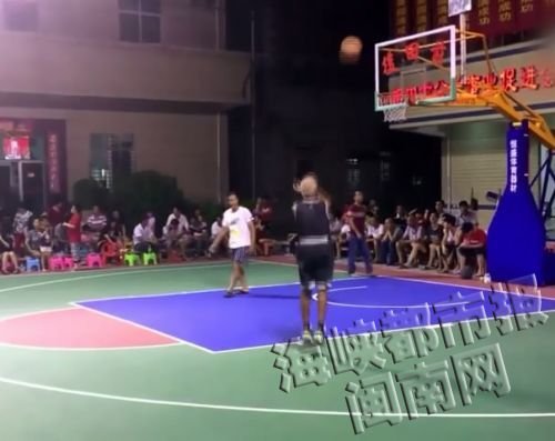 无人防守之下,黄大爷迅速出手