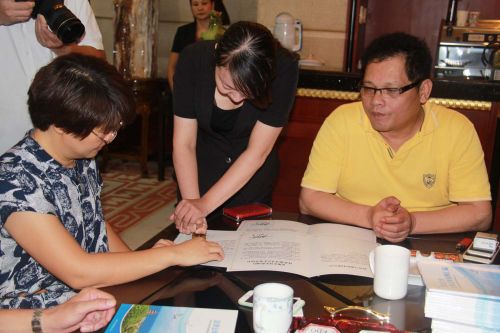 两家企业签反走私承诺书