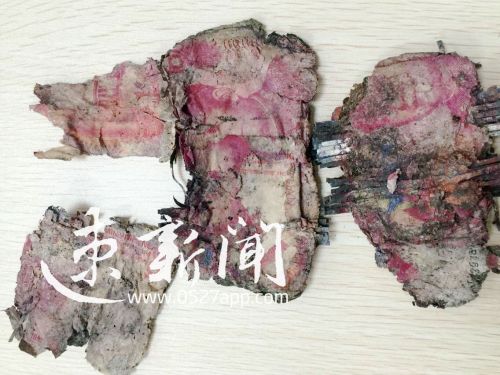 村婦將10萬元現(xiàn)金埋地底4年多 已腐爛成碎塊(圖)