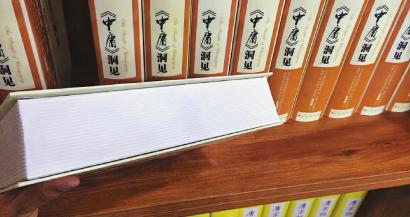 长春市图书馆自修室书墙上摆放的图书模型