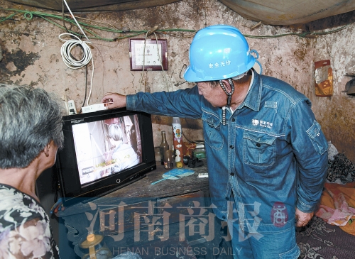 為了讓老夫妻用上電,電力部門專門安裝了光伏發(fā)電裝置