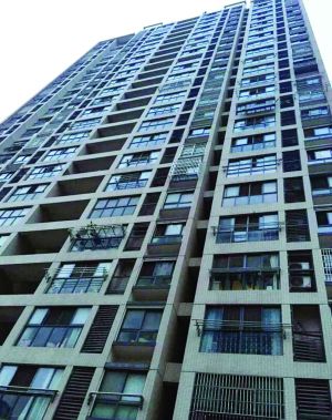 小龍就是從這么高的樓頂墜落的