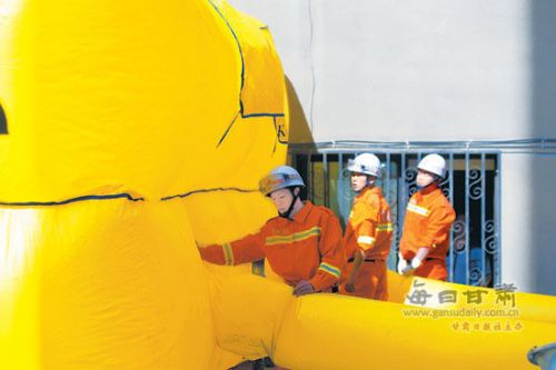 消防人員營救。