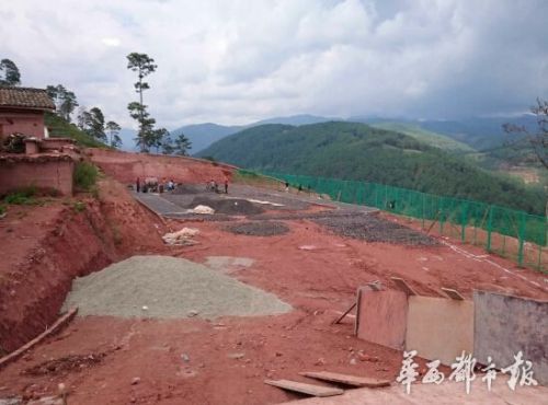 該學(xué)校正在修建的操場(chǎng)。