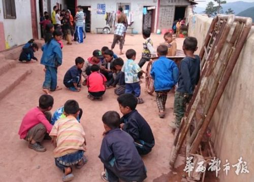 8月5日，在學(xué)校補(bǔ)課的孩子