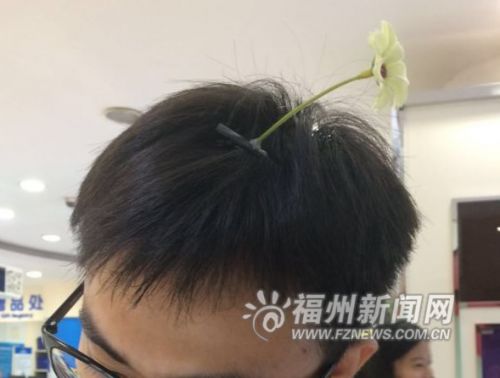 市民向记者展示自己的“发芽发夹”