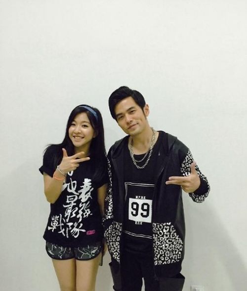 《中国好声音》第四季周杰伦与学员合影 网友:拉仇恨