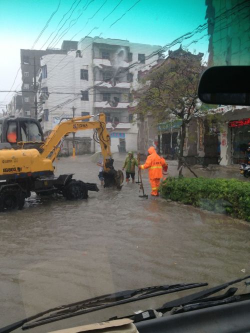 强降雨齐膝深半小时急排除
