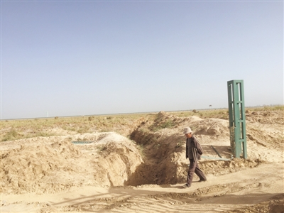 2015年8月，面對(duì)數(shù)千外來者對(duì)黑枸杞的掠奪，阿拉爾草原的承包商挖起了&ldquo;護(hù)城河&rdquo;，遠(yuǎn)處草原的綠色，已經(jīng)漸漸變成黃色。